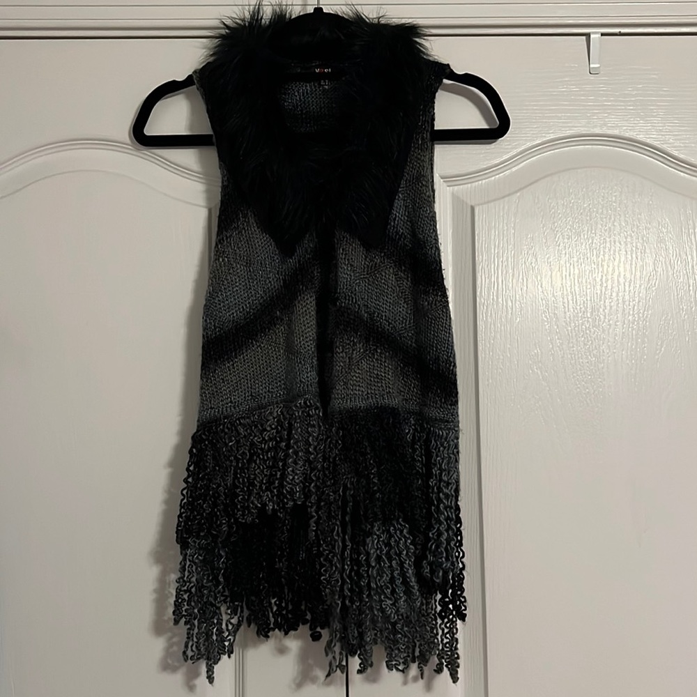 Yest Knit Acrylic Curly Yarn Fringe Vest Faux Fur Collar Black Lace Trim
